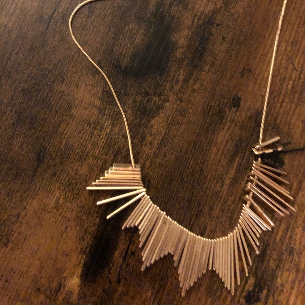 Cute necklace never worn!